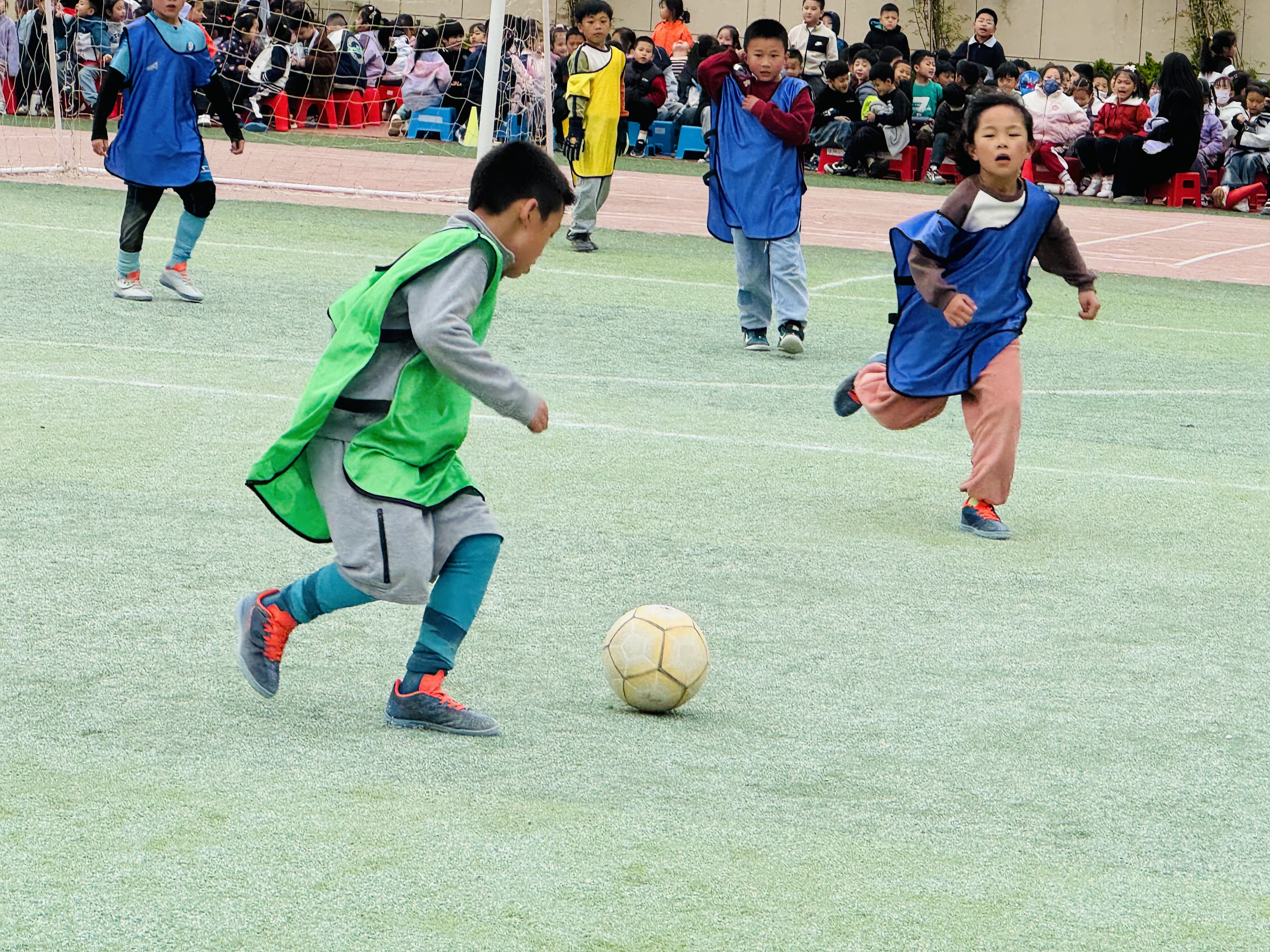 球场上的激情将再度迸发，两队将在比赛中奋力拼搏的简单介绍